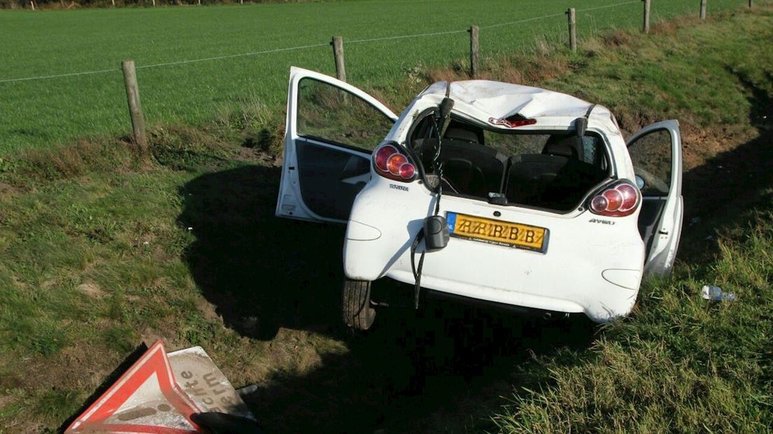Auto belandt in sloot bij Holten