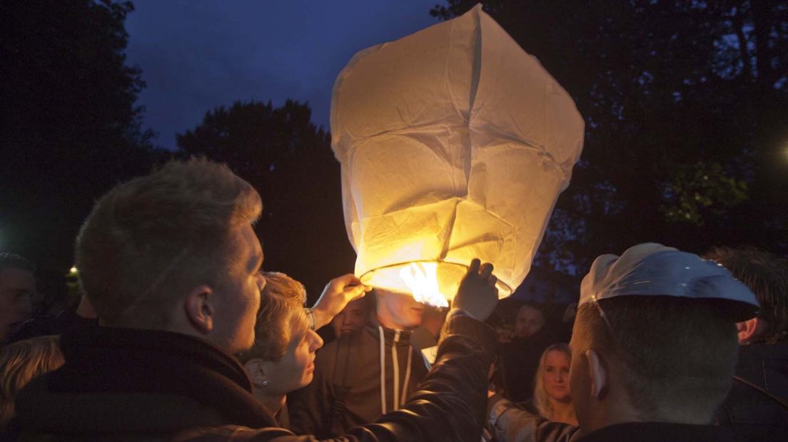 Een wensballon wordt opgelaten