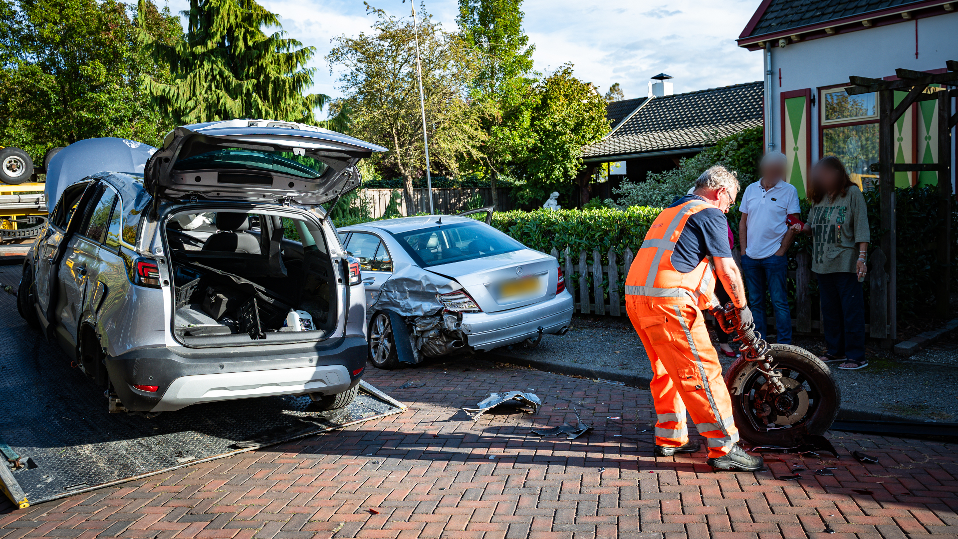 Bij het over de kop slaan verloor de auto twee banden