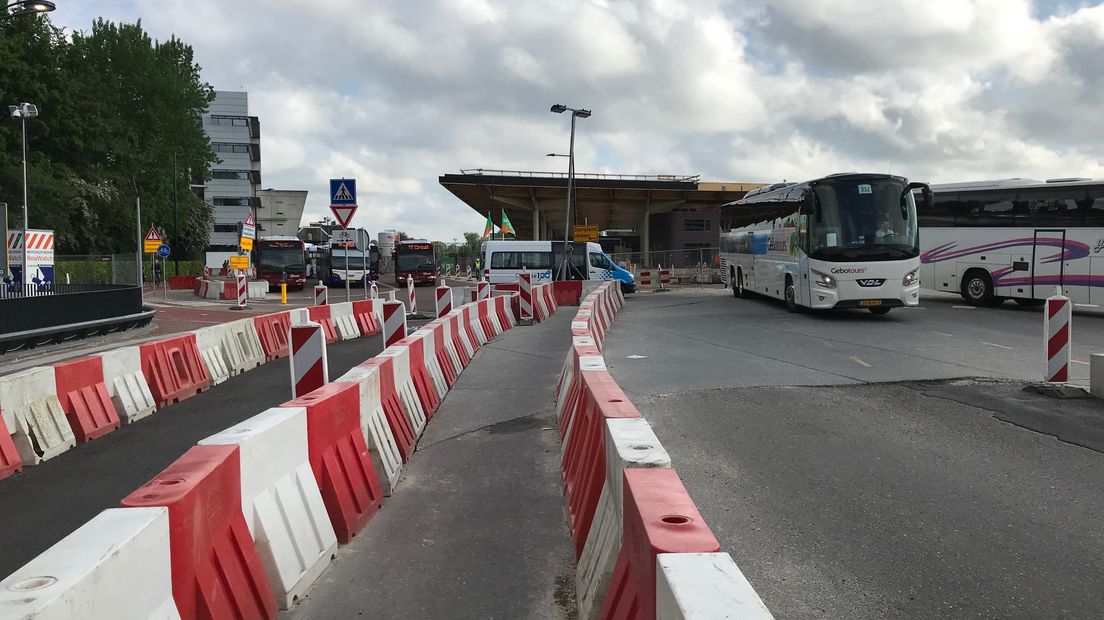 Het verkleinde busplein op het station van Assen (Rechten: RTV Drenthe/Jeroen Willems)
