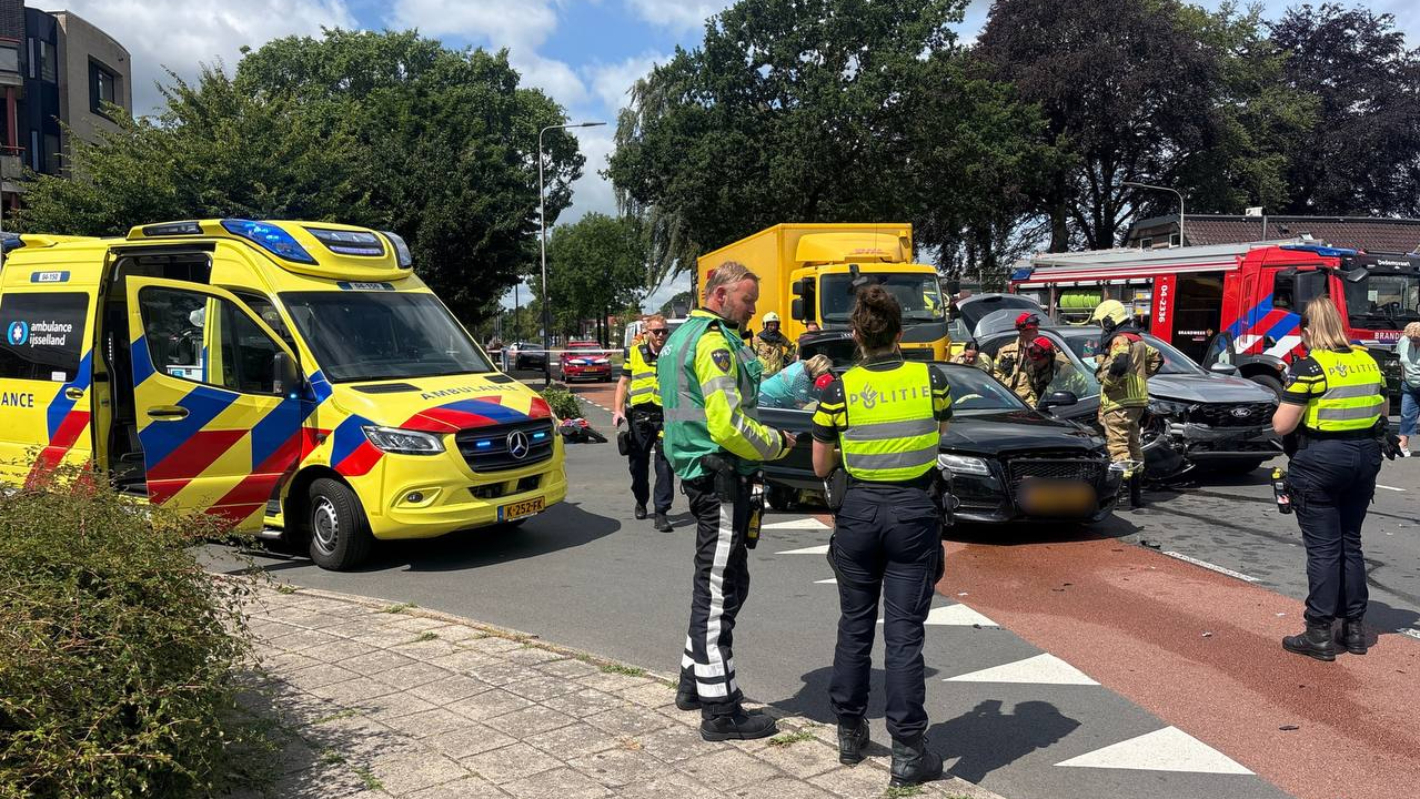 112 nieuws: Bestuurder bekneld in auto bij ongeval in Dedemsvaart.