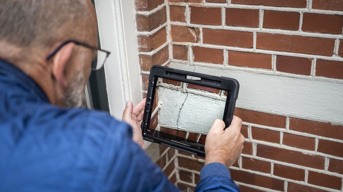 Schadeopname bij een huis met bevingsschade