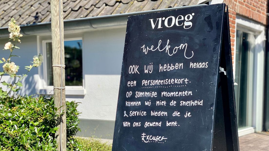 Restaurant VROEG heeft een bord neergezet om hun gasten te informeren.