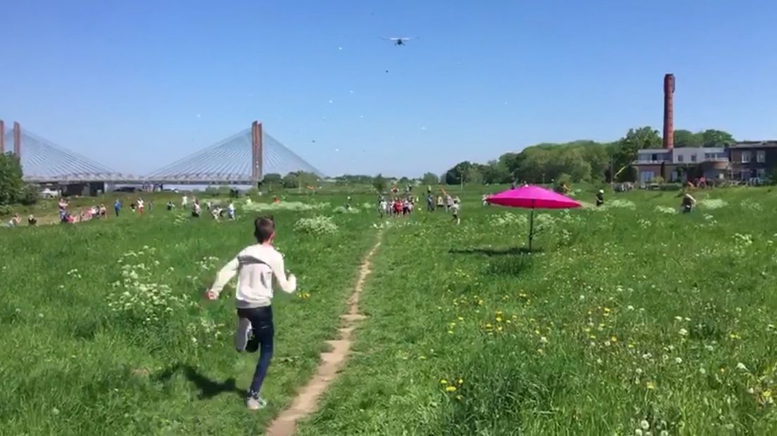 Van broodjesdroppingen tot poëzievoordrachten, kilometers lang oranje lint en een varend museum. Jan van den Berg en zijn collega's werkten acht maanden aan het programma voor Tour de Waal dat dit jaar niet doorgaat. Wat achterblijft is een leeg gevoel, een mooie film op de website en de hoop op alsnog een geweldige lustrumeditie in 2021.
