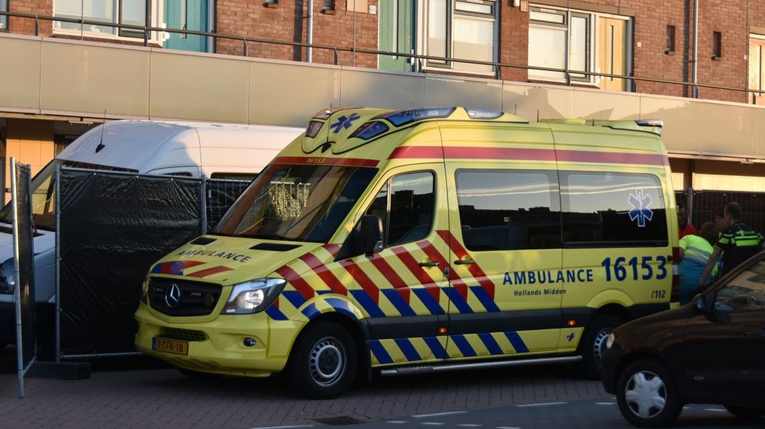 Een vierjarig meisje uit Waddinxveen is dinsdagavond overleden nadat ze in het water was gevallen in de buurt van de Vondellaan. Dat meldt de politie.