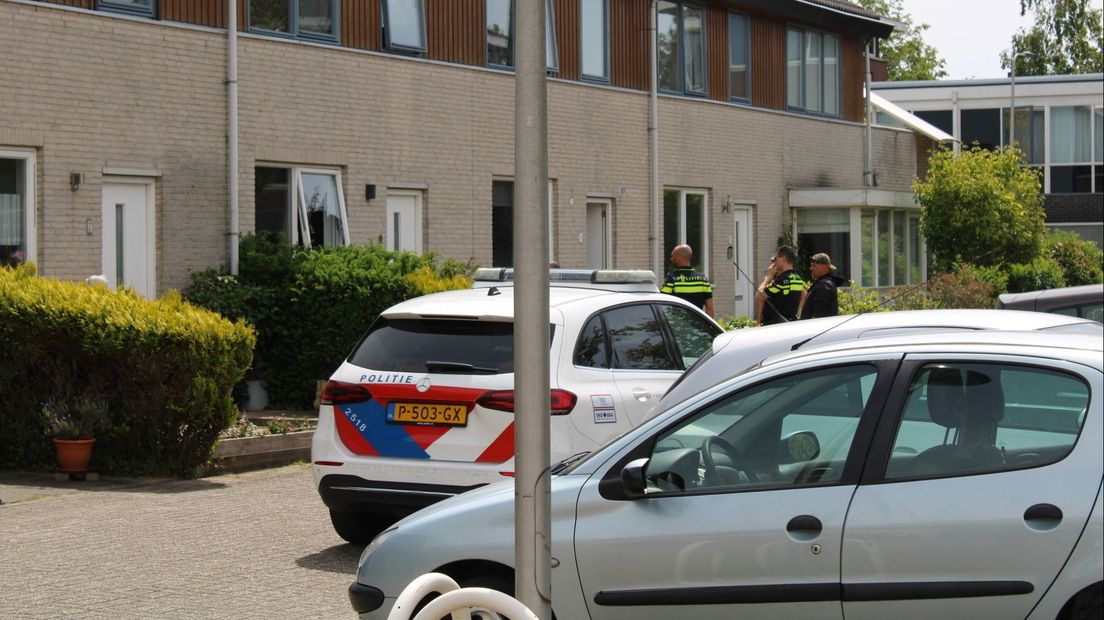 Politie bij het huis waar de agent gewond raakte