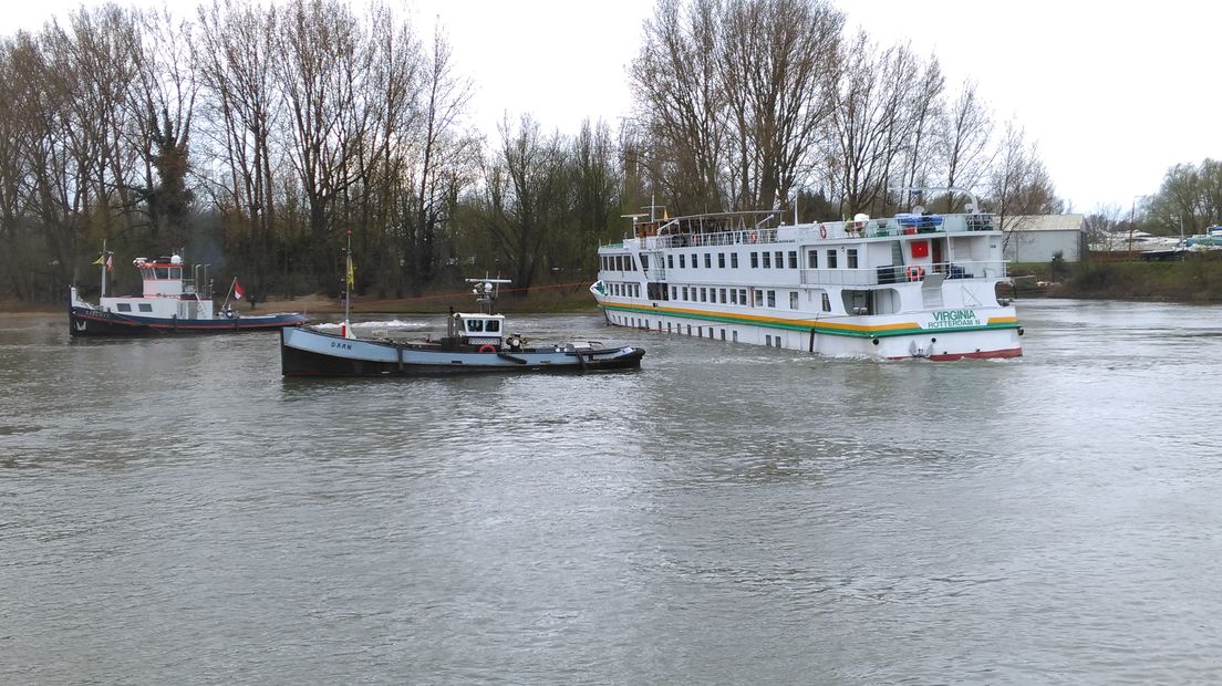 Het passagiersschip dat vanochtend vastliep op de Rijn bij Arnhem, is aan het einde van de middag vlotgetrokken.