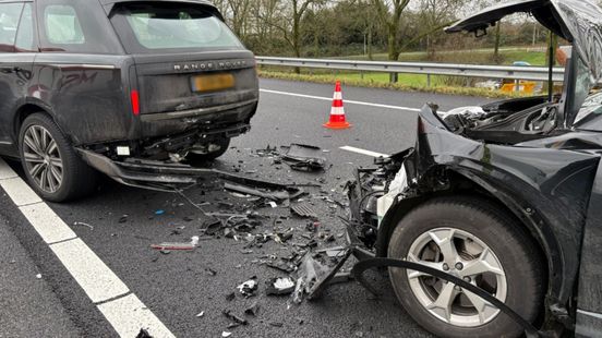 Snelweg deels afgesloten door ongeluk met alleen blikschade, vertraging bijna een uur. Snelweg deels afgesloten door ongeluk met alleen blikschade, vertraging bijna een uur.