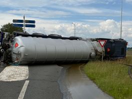Vrachtwagen gekanteld, weg bij Bunne bezaaid met mest