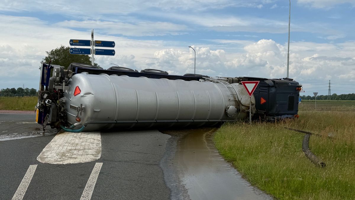 Vrachtwagen gekanteld, weg bij Bunne bezaaid met mest