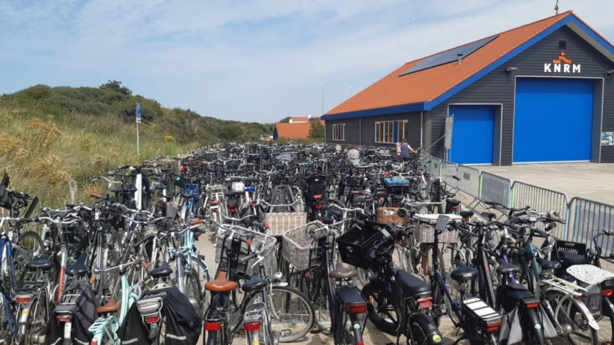 Bewaakte fietsenstalling aan strand verdwijnt toch: 'Geen geld voor'