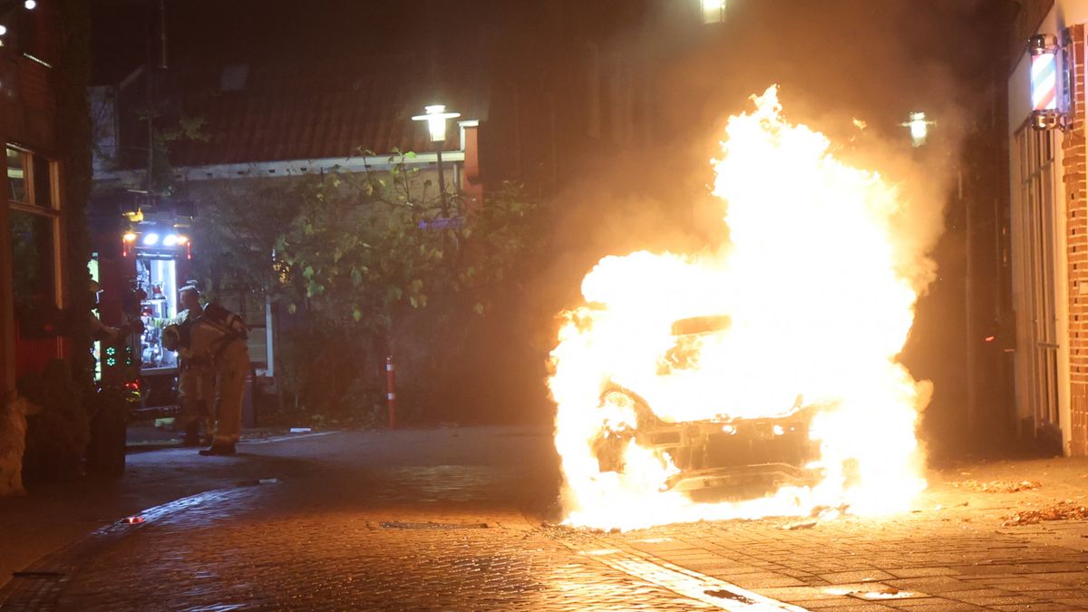 Geparkeerde auto brandt uit, winkelpand loopt schade op