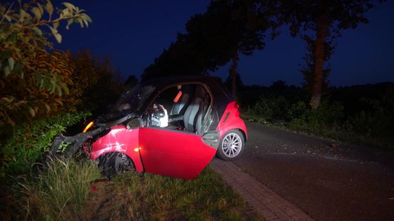 Auto total loss door botsing bij Zuidwolde, bestuurder naar ziekenhuis