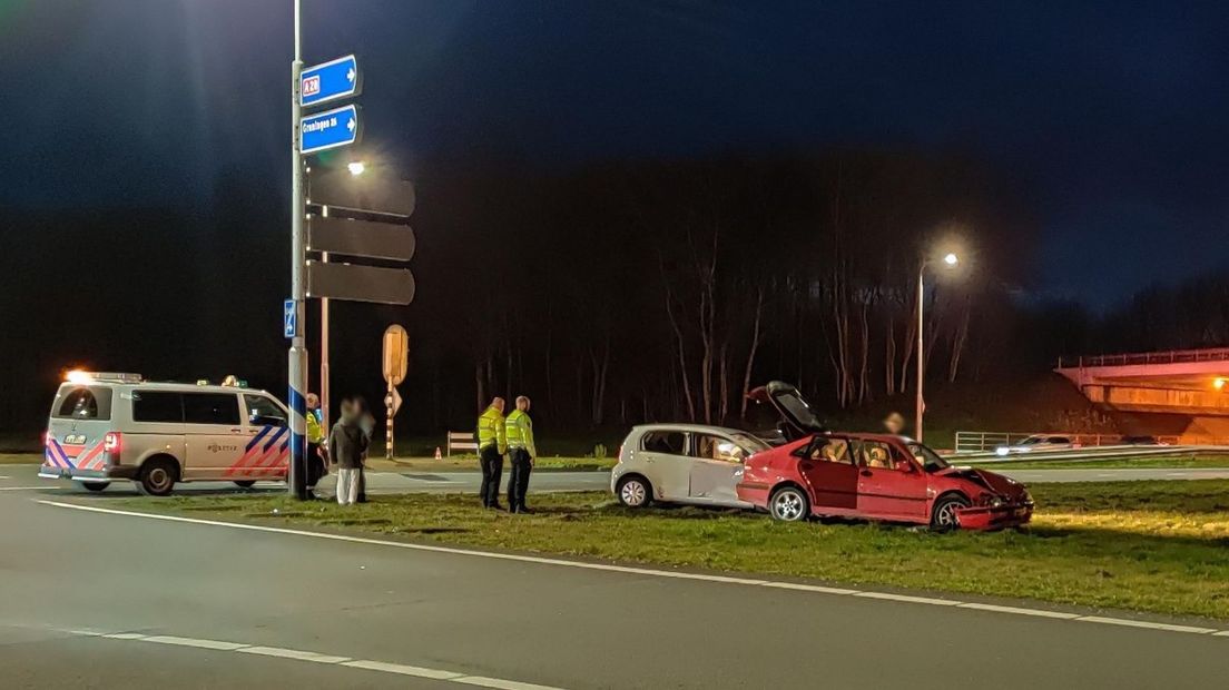 De auto's botsten op elkaar op de kruising aan de Balkenweg in Assen (Rechten: Persbureau Meter)