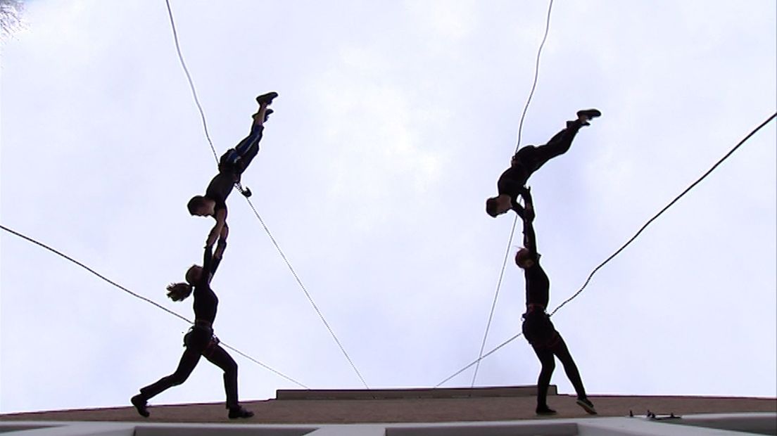 De hoogte is zeker een meter of twintig. Evelien Helder, haar broer Sjoerd, Anna-Sophie Postmaa en Owen Evers maken zich vast aan allerlei touwen. Er klinken vier klikken en de vier dansers stappen zonder dralen uit de kleine raampjes van de voormalige graansilo in Wehl. De training kan beginnen.