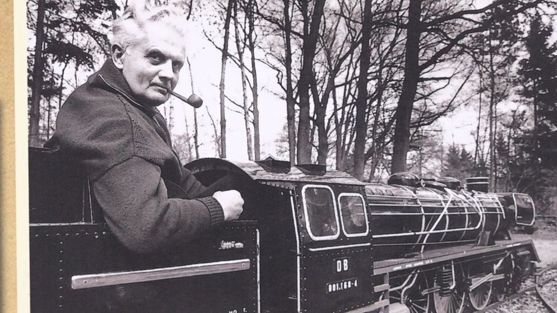 Bernard Buesink in een van zijn modelspoortreinen.