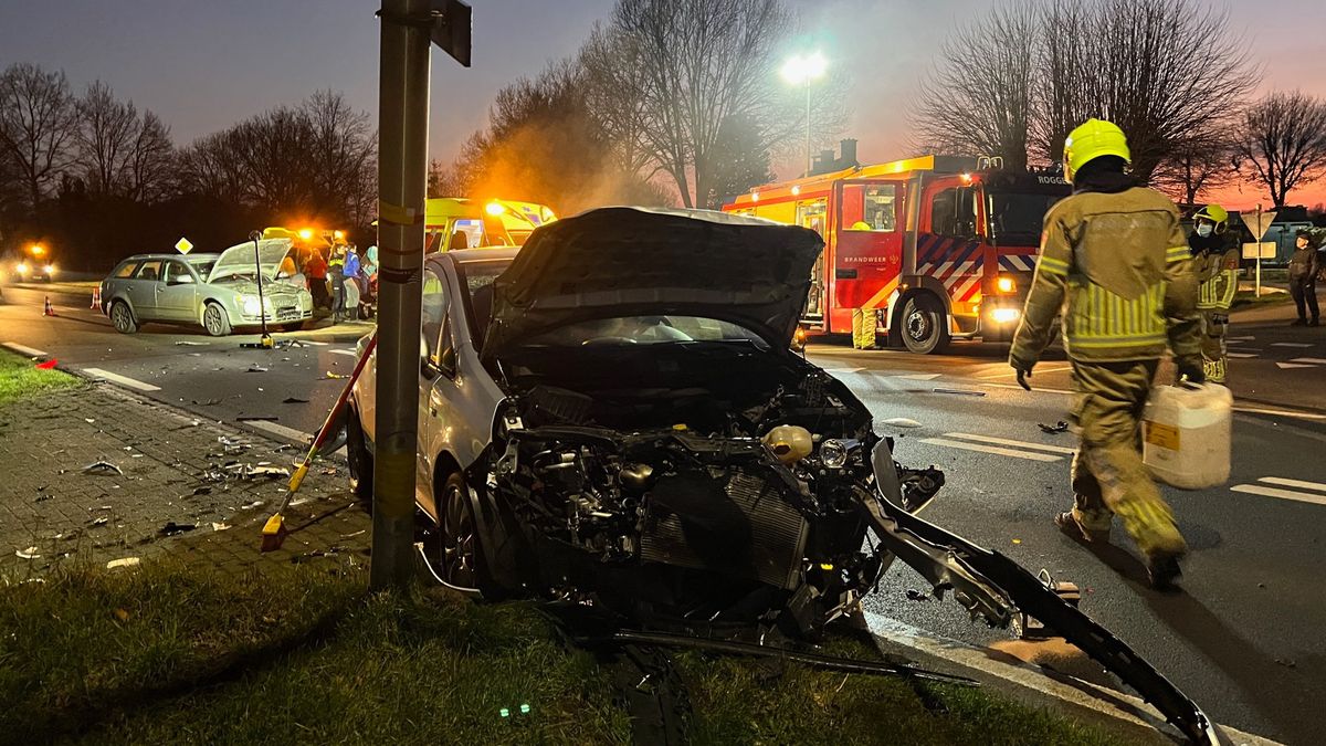 Drie auto's in puin door botsing in Roggel