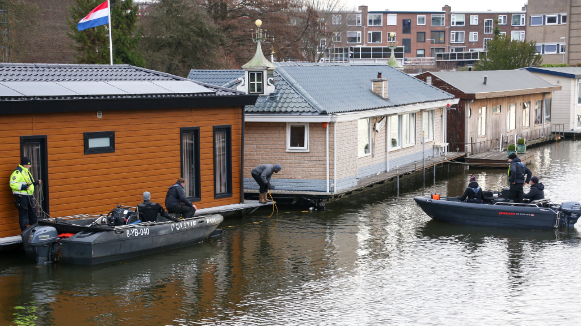 Met duikers deed de politie dinsdagochtend onderzoek in de Vlaardingse Vaart.