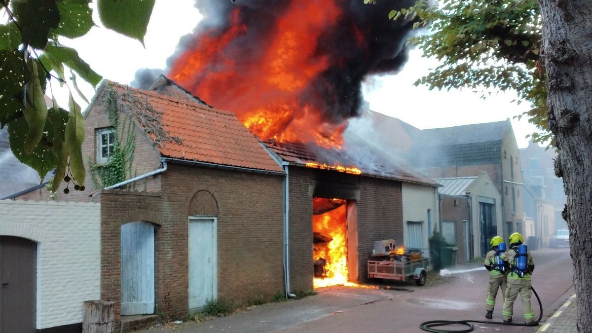 Grote brand in loods IJzendijke: veel rook vrijgekomen