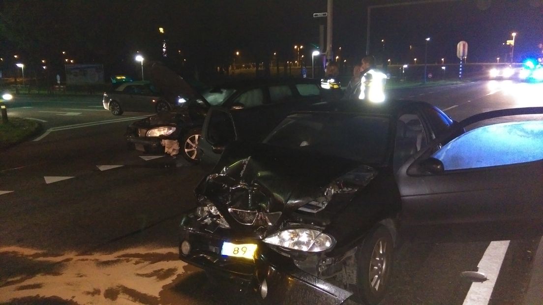 Op de Panweg in Enspijk vond vrijdagavond een ernstig ongeval plaats. Twee auto's botsten frontaal op elkaar, één persoon is naar het ziekenhuis vervoerd, een ander werd aangehouden.