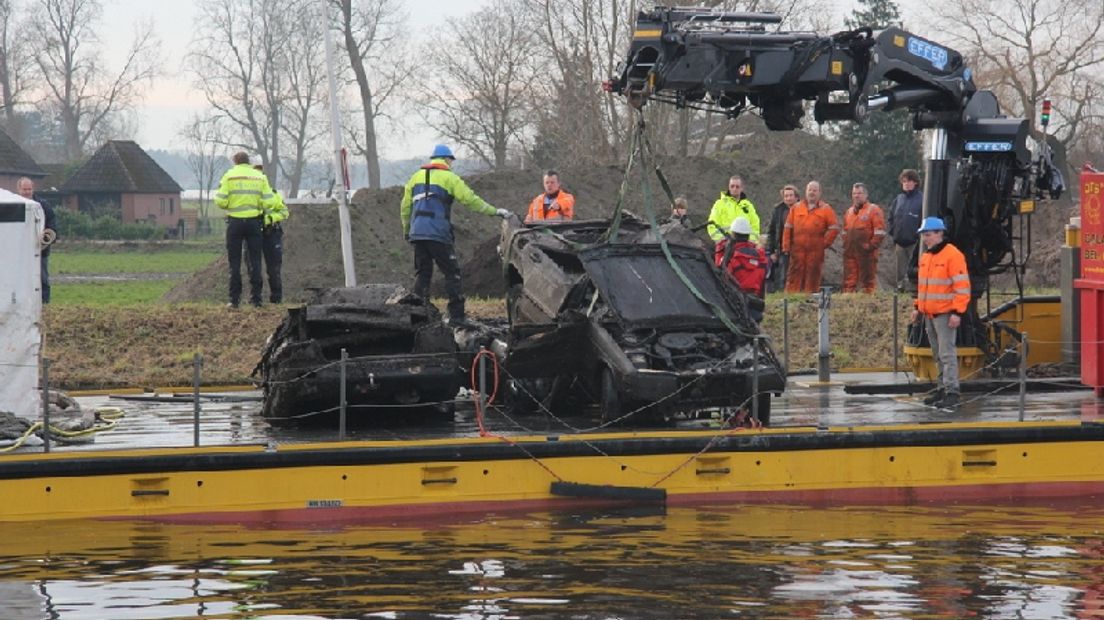 De auto's zijn met een baggerschip uit het water gehaald (Rechten: Compact Media)