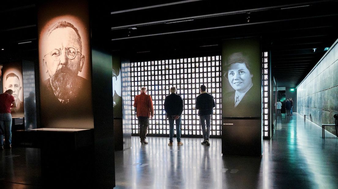 De expositie in het museum bestaat uit persoonlijke portretten van oud-gevangenen.