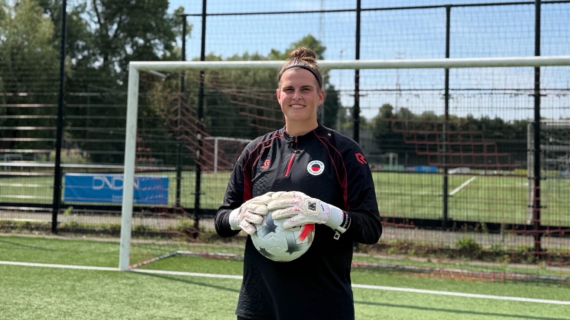 Keepster Fleur Jansen van Rosendaal op het trainingsveld van Excelsior