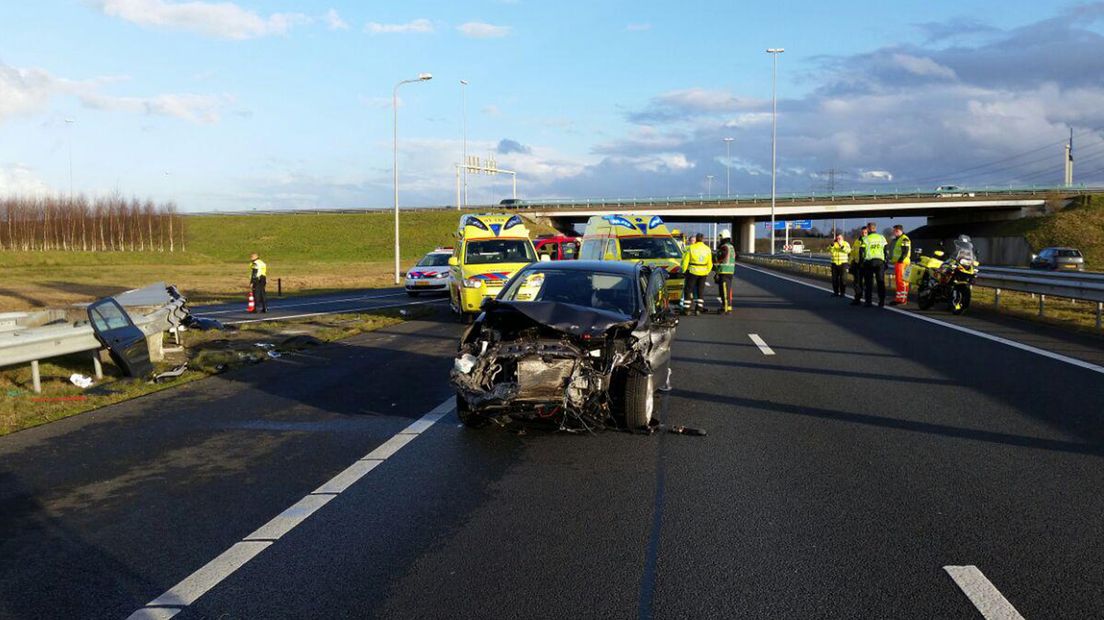 De auto knalde op een stootblok.