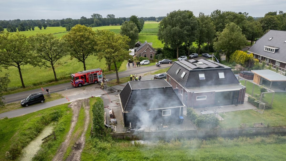 Garage in brand aan De Feart in Ureterp