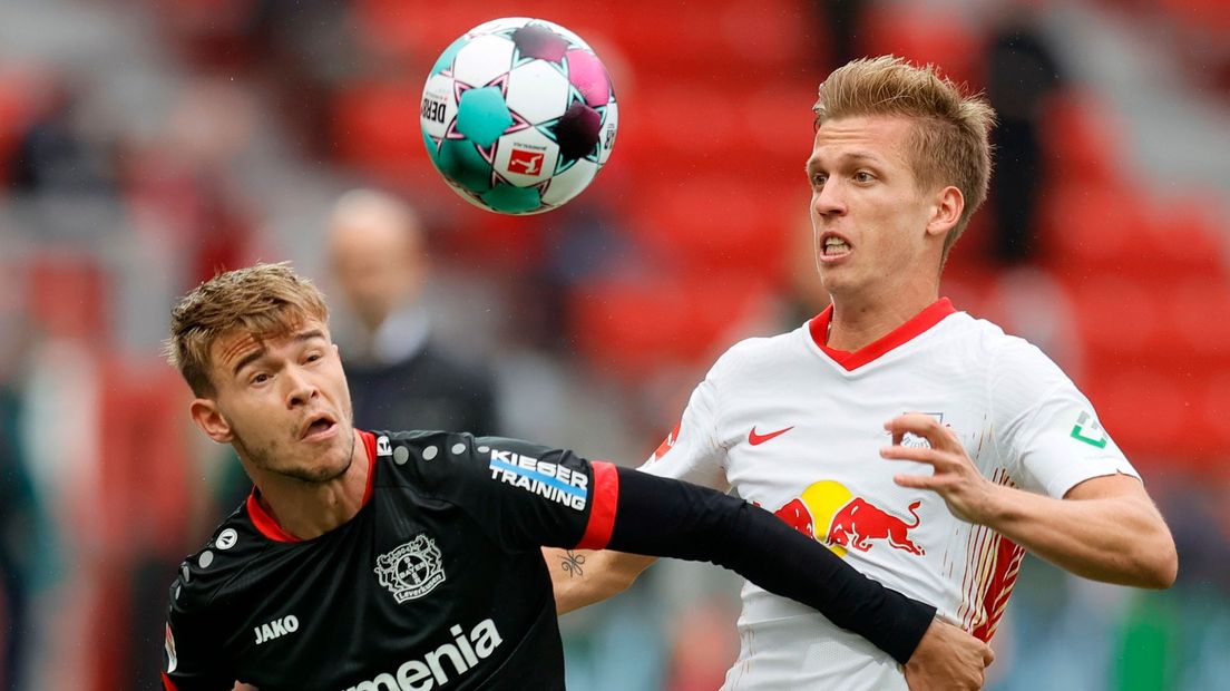 Daley Sinkgraven (links op de foto) in actie voor Bayer Leverkusen (Rechten: ANP / EPA / Ronald Wittek)