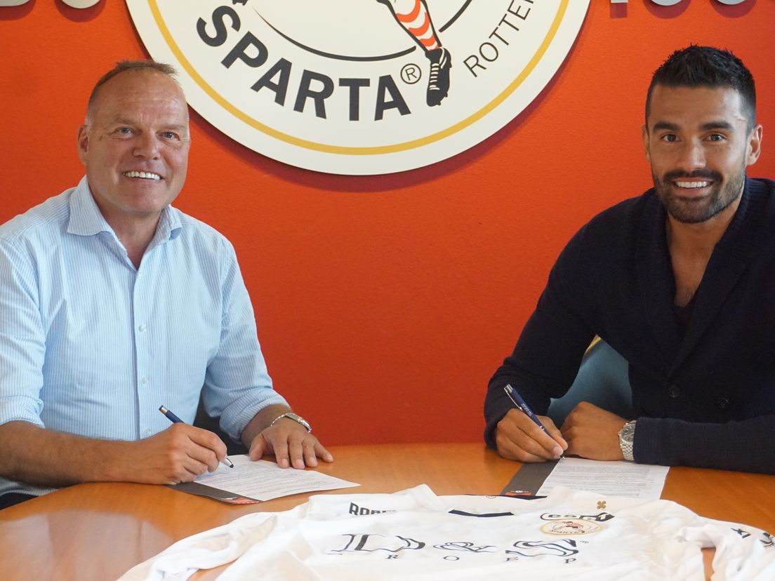 Henk van Stee en Benjamin van Leer tekenen het contract bij Sparta (Bron: Sparta Rotterdam)