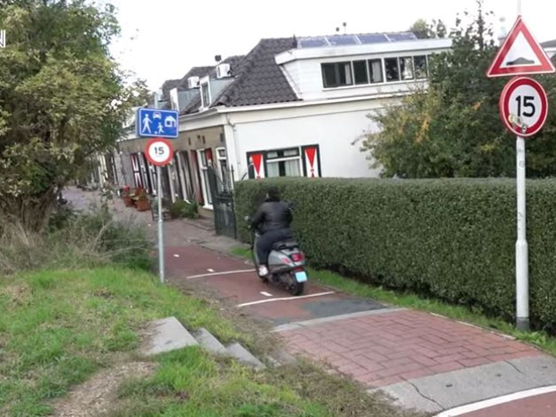 Dit deel van de Delfshavenseweg is een woonerf, maar fietsers, scooters en wielrenners scheuren langs de voordeuren