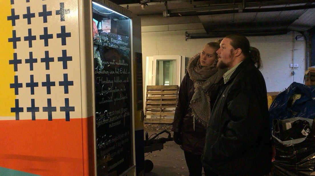 Babet Lubbersen en Frank Arling bij de kunstautomaat (Rechten: Janet Oortwijn/RTV Drenthe)