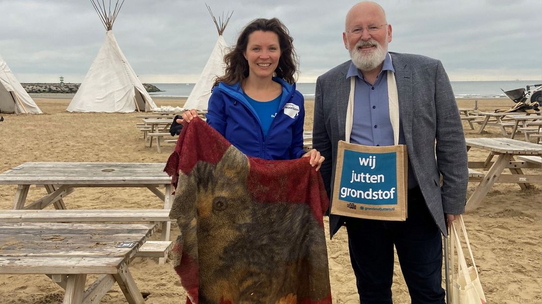 EU-commissaris Frans TImmermans kreeg vrijdag in Scheveningen deze MSC-Zoe wrakvondst overhandigd door Marijke Boonstra van stichting De Noordzee