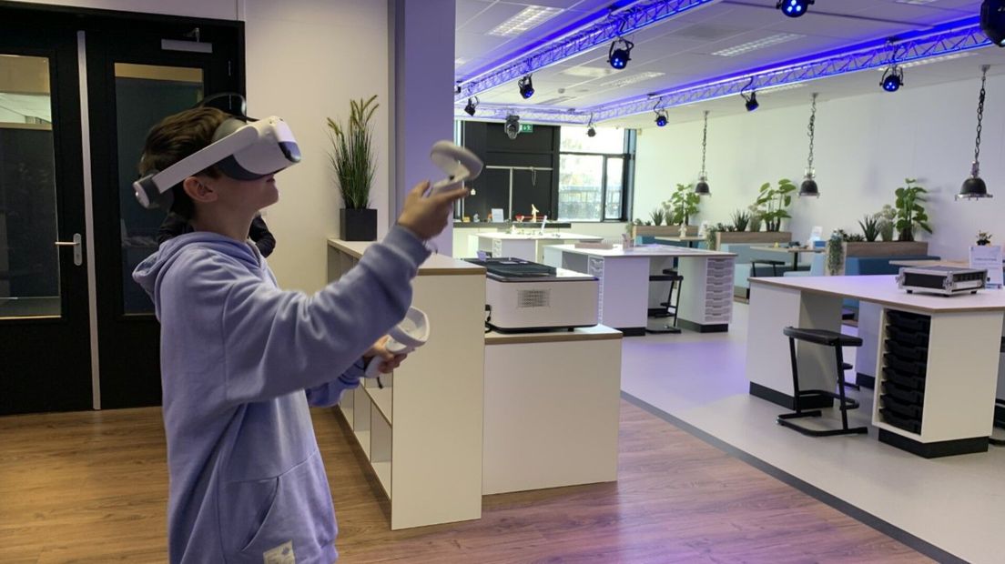 Leerling Arjan test de VR-bril uit