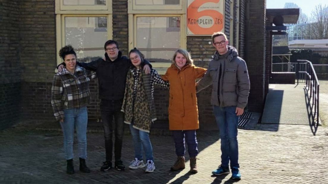 Vijf van de toekomstige bewoners met tweede van links Max Herrema