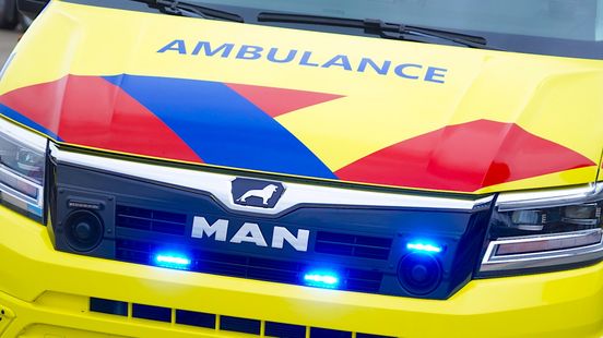 Dronken stel valt op klaarlichte dag in sloot, vrouw spuugt naar agent Home