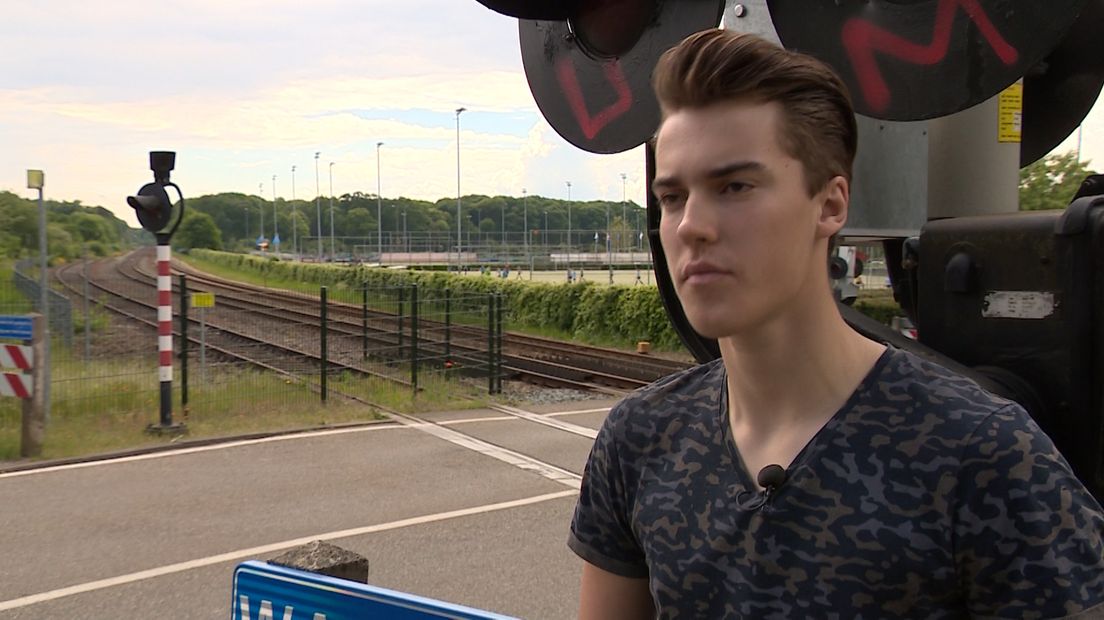 Nietsvermoedend kwam hij donderdagmiddag bij een spoorwegovergang in Nijmegen aanfietsen. De 15-jarige Youri Uil zag een bejaarde vrouw met haar scootmobiel vaststaan op de overgang. De jongen bedacht zich geen seconde: terwijl de trein naderde en de bomen dichtgingen schoot hij met gevaar voor eigen leven te hulp. Met succes.