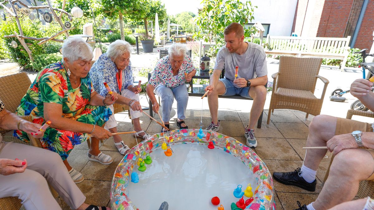 Liveblog: Strandgangers genieten in Ouddorp | Bewoners verpleeghuis werpen hengeltje uit