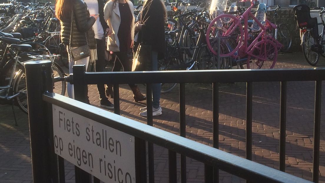 De roze geverfde fietsen die her en der in Gelderland aan palen zijn opgehangen, worden in Arnhem van hun plek gehaald door onbekenden.