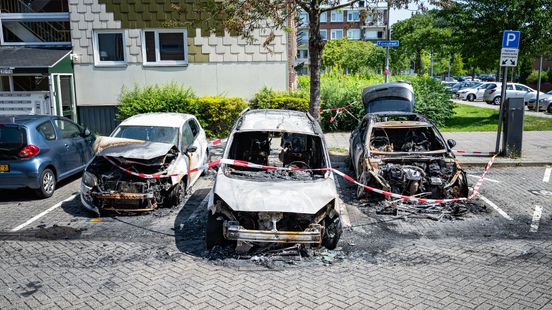 Drie auto's uitgebrand op parkeerplaats, brandstichting niet uitgesloten