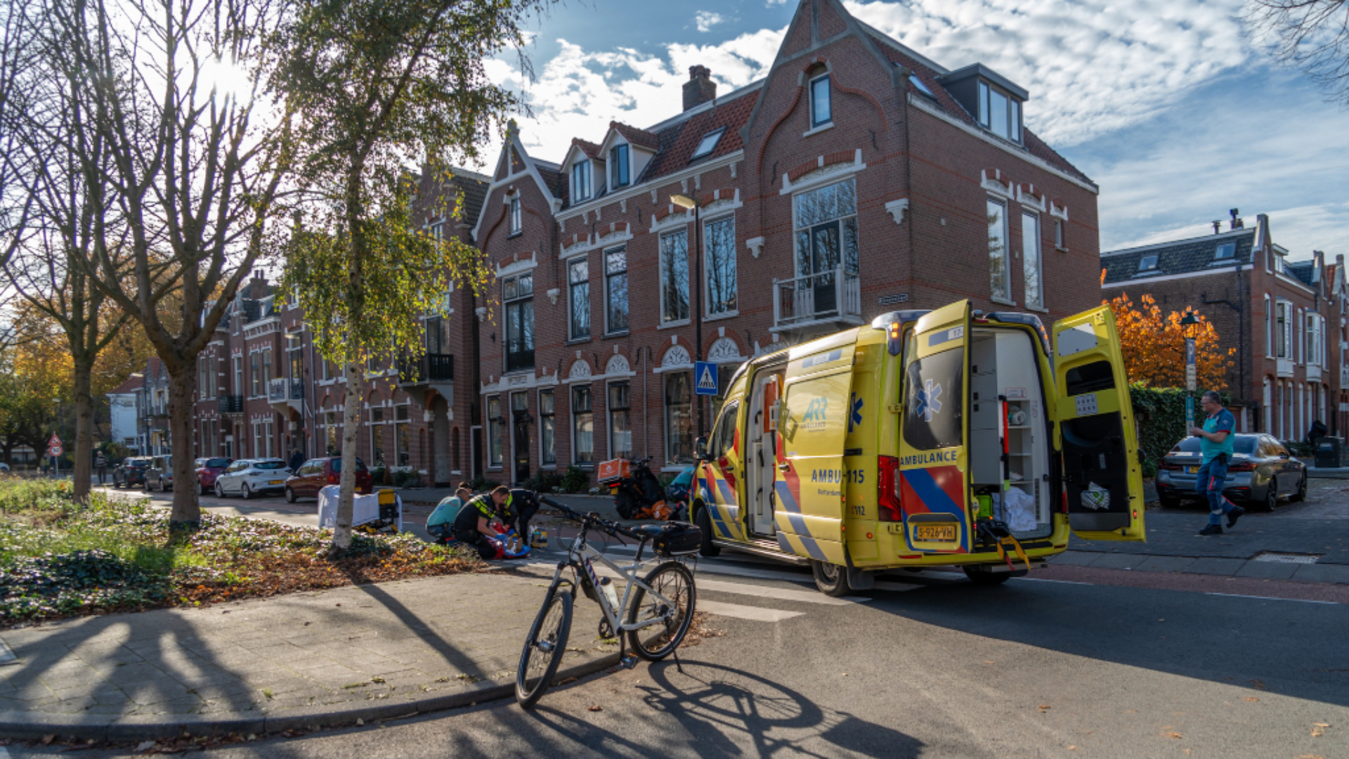 Twee gewonden na aanrijding op zebrapad | Waterballet op straat na gesprongen leiding.
