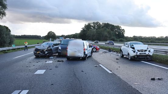 A28 weer vrij na kettingbotsing met zes autos. A28 weer vrij na kettingbotsing met zes autos.