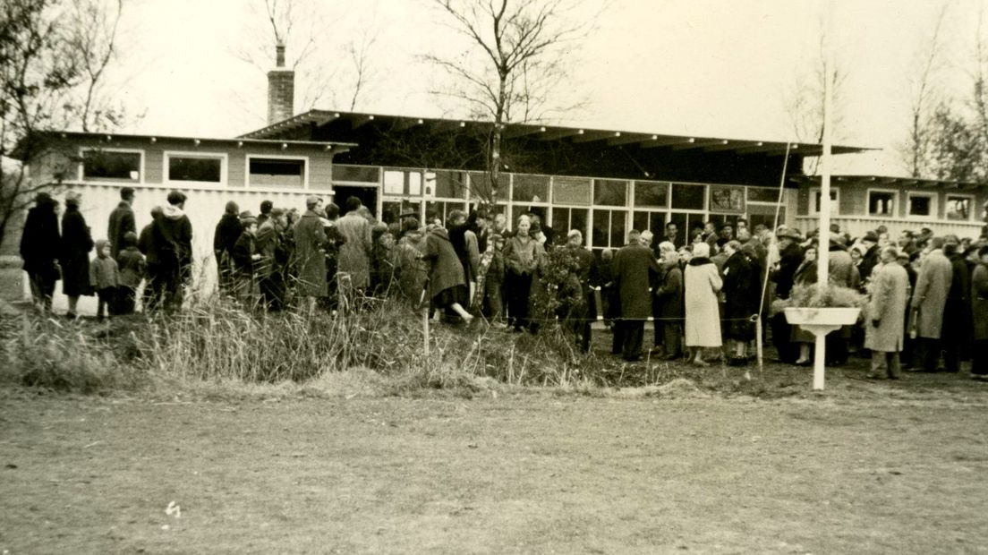 Het clubhuis dat in 1970 mede dankzij de NAM werd geopend. (Rechten: HVA)