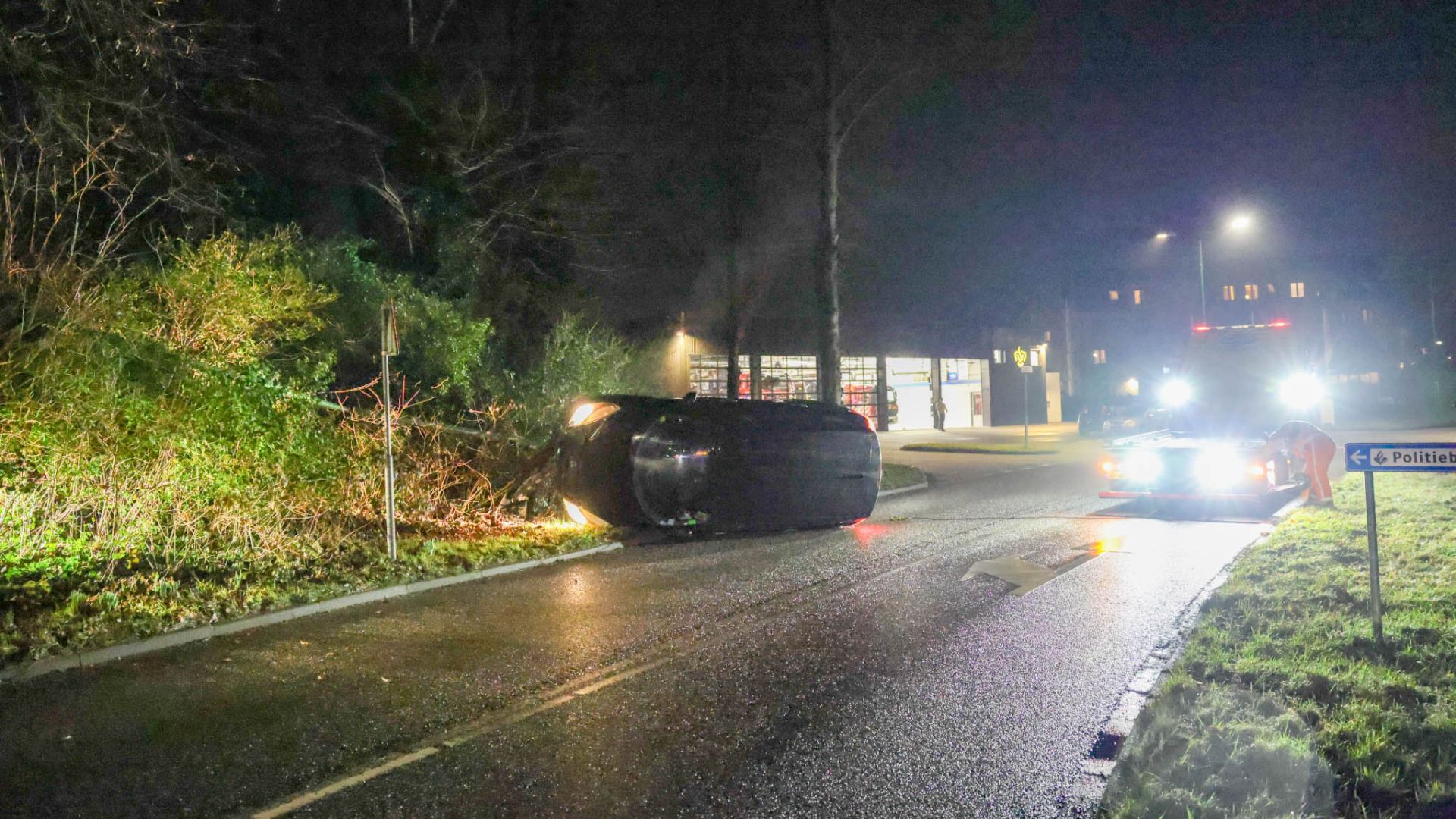 Brandweer schrikt op van crash voor eigen deur