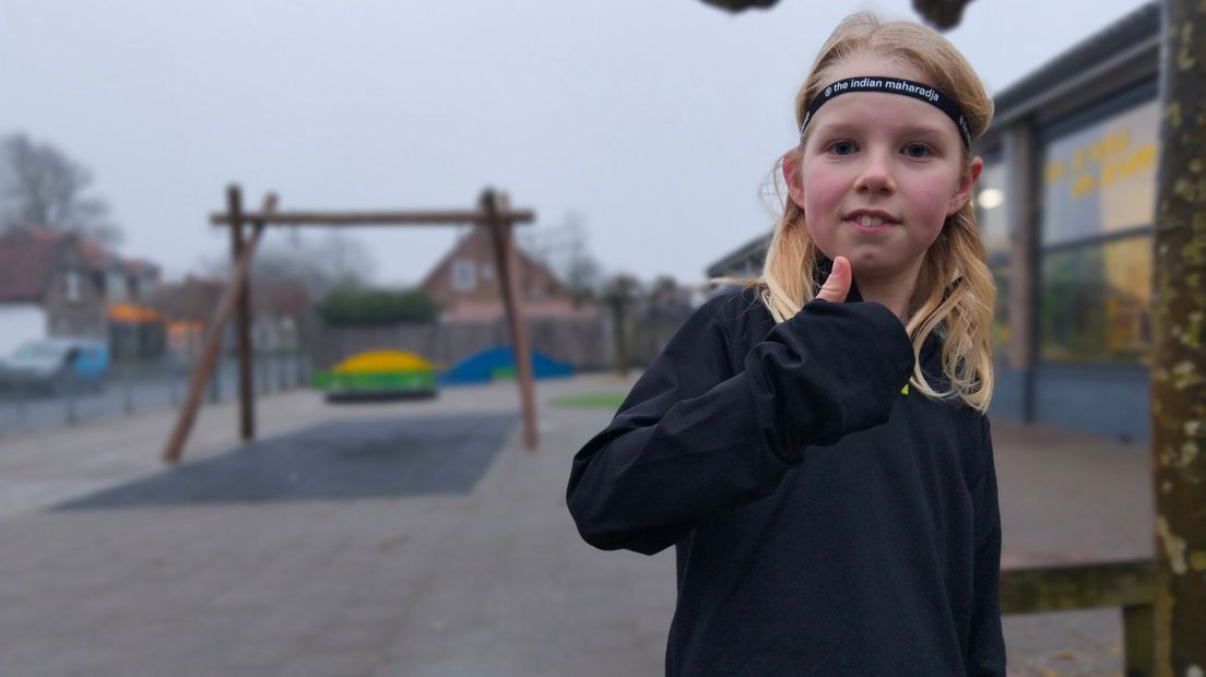 De 9-jarige Ilja Cornelisse rent iedere dag een kwartier rondjes op het schoolplein om geld in te zamelen voor KiKa