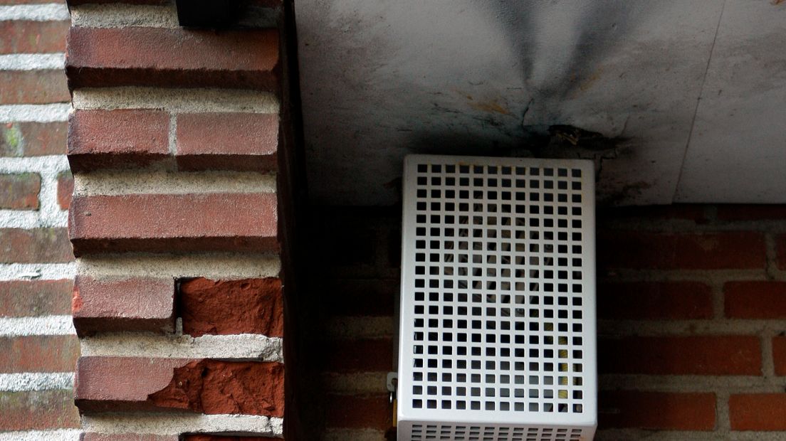 Als het aan het Nijmeegse raadslid Paul Eigenhuijsen van VoorNijmegen.NU ligt, is het heel snel afgelopen met overlast van hangjongeren in de wijk Tolhuis. Hij wil dat de zogenoemde mosquito terugkeert. Met een hoog, vervelend geluid worden hangjongeren daarmee weggejaagd.