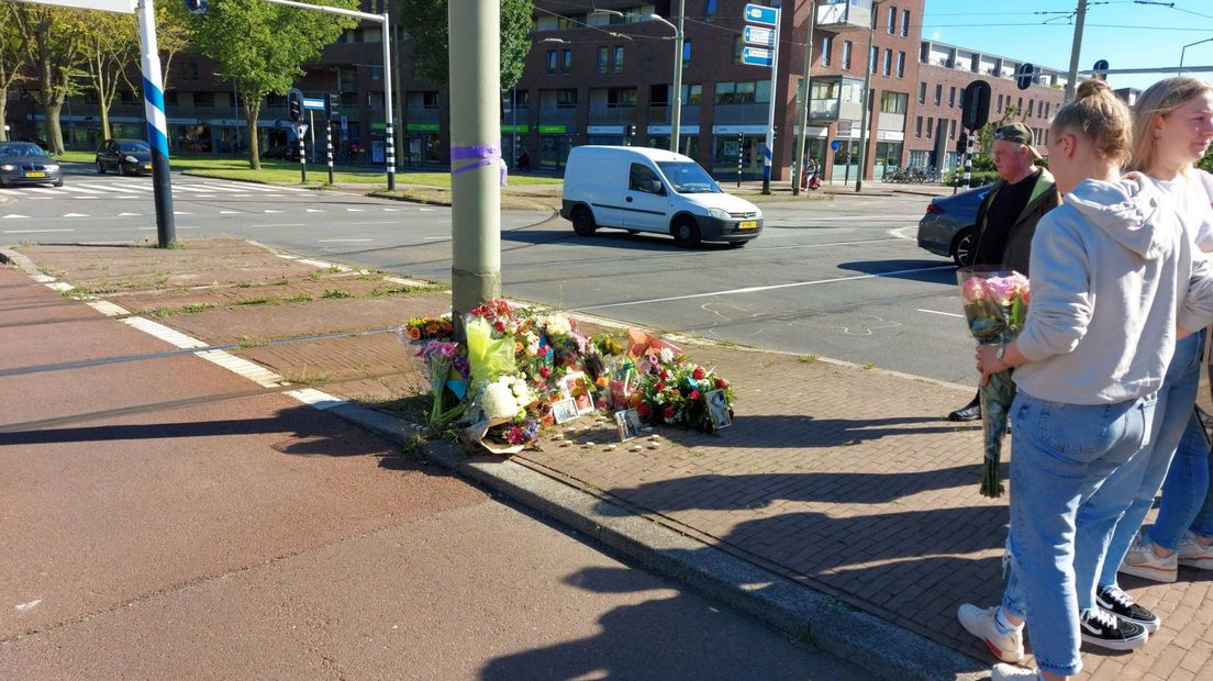 Bloemen voor overleden scooterrijdster (19) op Oude Haagweg