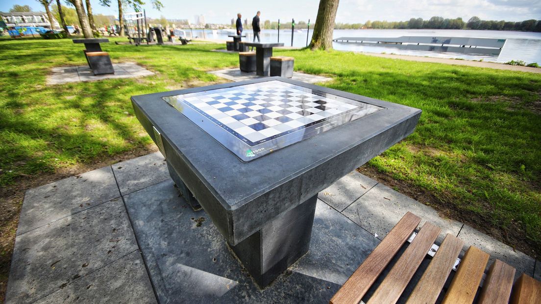 Een van de schaaktafels bij de Zegerplas in Alphen aan den Rijn