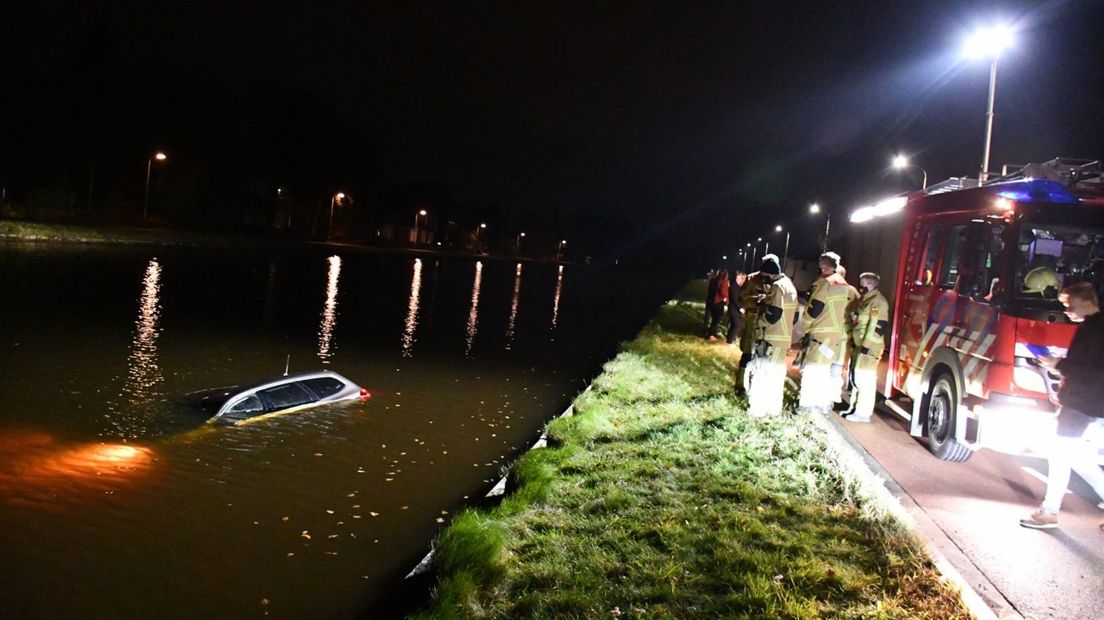 De auto ging vrijwel geheel kopje onder